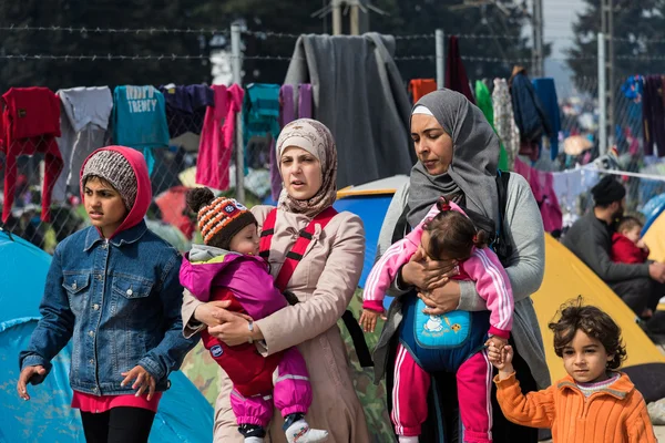 Женщины и их дети в лагере беженцев в Греции — стоковое фото