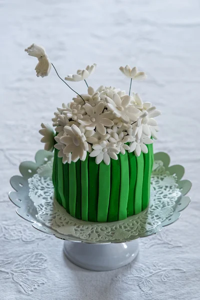 Pastel casero en la mesa — Foto de Stock