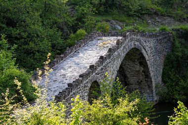 Teselya 'daki geleneksel Stambeki Köprüsü manzarası