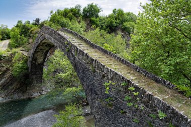 Yunan Epirus 'taki geleneksel Tsipiani Köprüsü manzarası