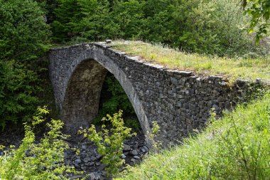 Epirus 'taki geleneksel Gouras Köprüsü manzarası, Yunanca