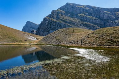 Yunanistan 'ın Epirus kentindeki Tymfi dağındaki sözde Ejderha Gölü veya Drakolimni manzarası