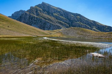 Yunanistan 'ın Epirus kentindeki Tymfi dağındaki sözde Ejderha Gölü veya Drakolimni manzarası