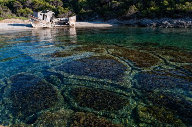 Yunanistan 'da Skyros adasının sahilinde terk edilmiş bir gemi enkazı