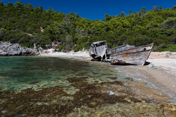 ギリシャのスカイロス島の海岸で放棄された難破船 — ストック写真