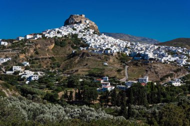 Skyros kasabası veya Yunanistan 'ın Skyros adasının başkenti Chora' nın uzak manzarası