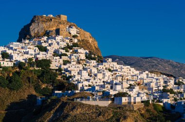 Günbatımında Yunanistan 'ın Skyros adasının başkenti Skyros kasabası veya Chora' nın uzak manzarası