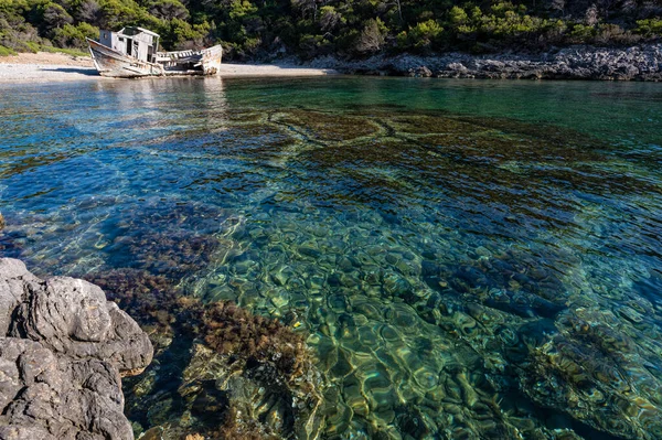 ギリシャのスカイロス島のビーチで放棄された難破船 — ストック写真