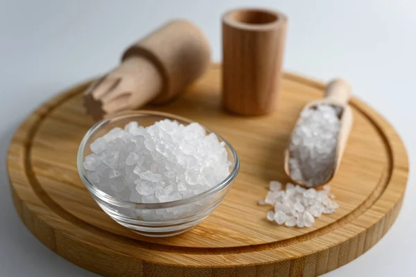 Kleine Holzschaufel Und Glasschale Voll Meersalz Auf Holzschneidebrett Auf Weißem — Stockfoto