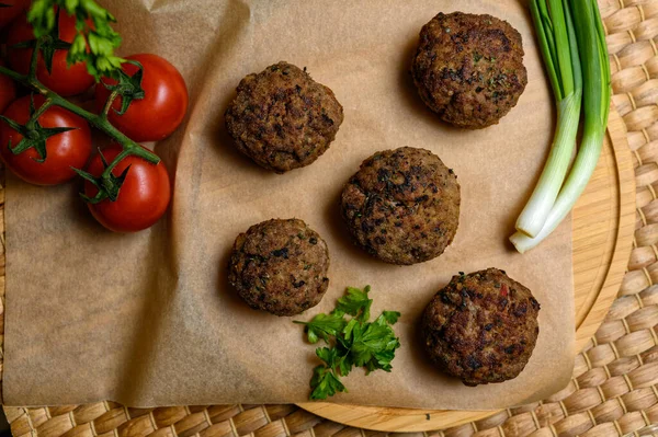 Almôndegas Fritas Caseiras Servidas Tábua Corte Madeira Com Tomate Cebola — Fotografia de Stock