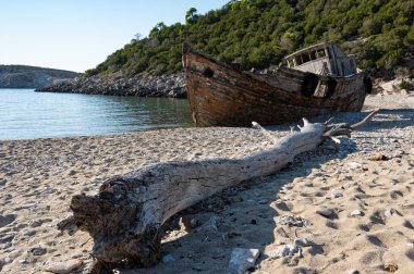 Yunanistan 'da Skyros adasının sahilinde terk edilmiş bir gemi enkazı