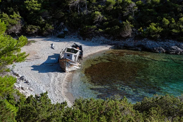 ギリシャのスカイロス島のビーチで放棄された難破船 — ストック写真