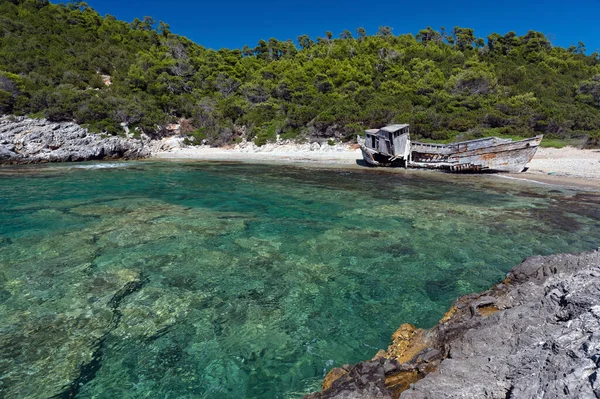 ギリシャのスカイロス島の海岸で放棄された難破船 — ストック写真