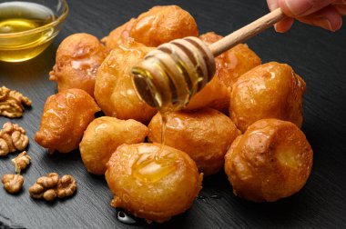 Ev yapımı lokma, ballı, fındıklı ve tarçınlı.
