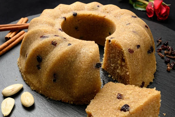 Hausgemachte Grießhalva Mit Rosinen Auf Schwarzem Teller Mit Nüssen Und — Stockfoto