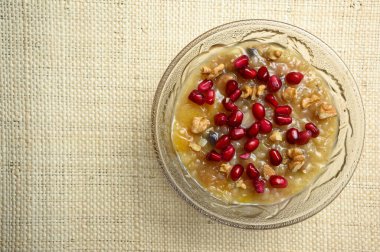 Kül ya da Nuh 'un pudingi, boş uzay ile doğal çiftleşme üzerine cam kasede duran Türk tatlı lapası.