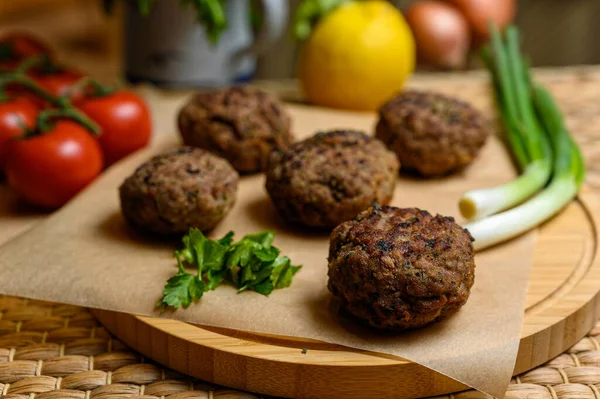 Almôndegas Fritas Caseiras Servidas Tábua Corte Madeira Com Tomate Cebola — Fotografia de Stock