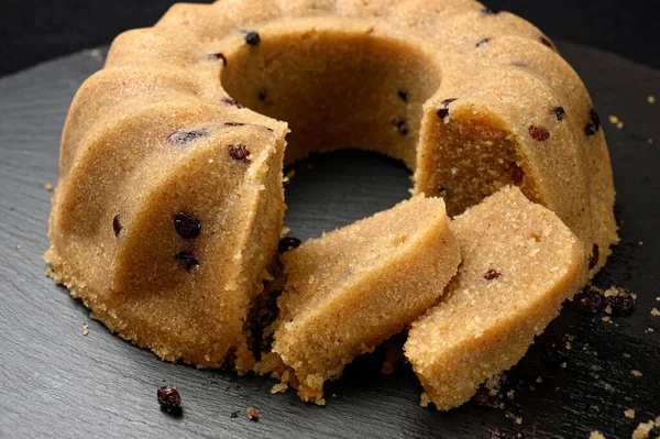 Semolina Halva Caseira Com Passas Servidas Prato Preto — Fotografia de Stock