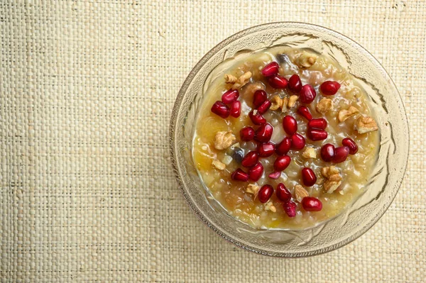Kül ya da Nuh 'un pudingi, boş uzay ile doğal çiftleşme üzerine cam kasede duran Türk tatlı lapası.