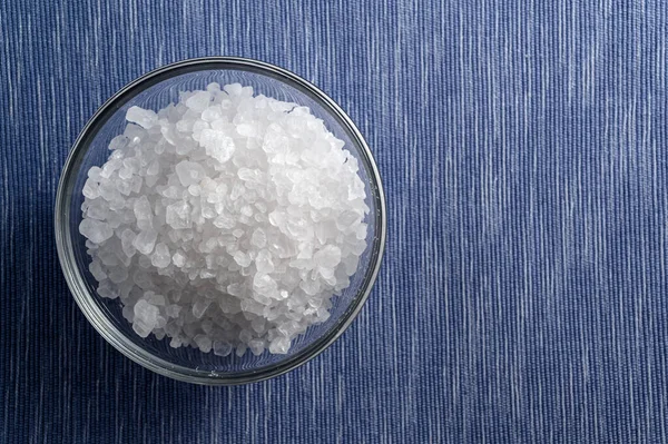 Cuenco Cristal Sal Marina Sobre Fondo Blanco Azul Con Espacio — Foto de Stock