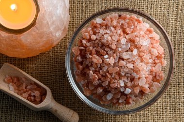 Himalaya tuzu cam kasede ve çuval bezinde küçük ahşap kepçe