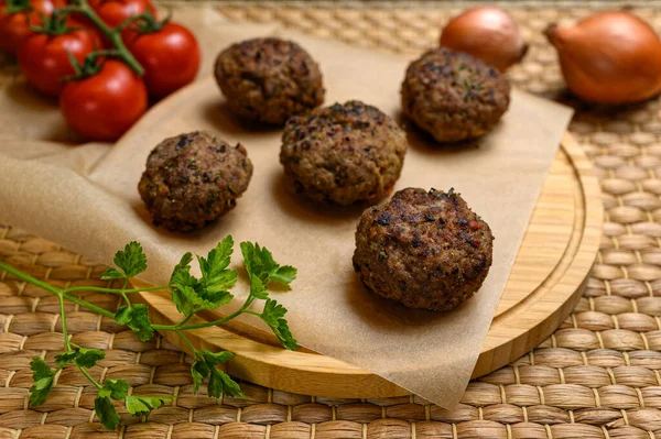 Almôndegas Fritas Caseiras Servidas Tábua Corte Madeira Com Tomate Cebola — Fotografia de Stock