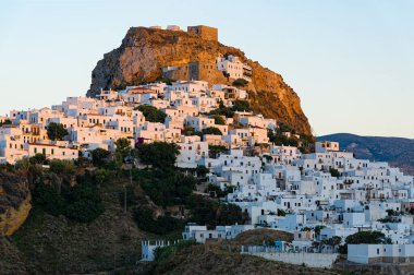 Günbatımında Yunanistan 'ın Skyros adasının başkenti Skyros kasabası veya Chora' nın uzak manzarası