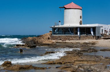 Yunanistan 'da Skyros adasındaki bir plajda yel değirmeni restore edildi