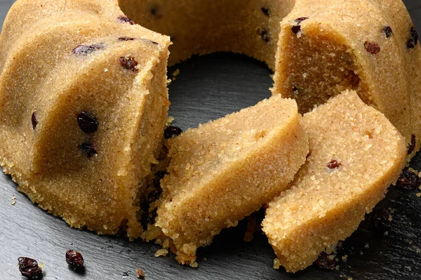 Semolina Halva Caseira Com Passas Servidas Prato Preto — Fotografia de Stock