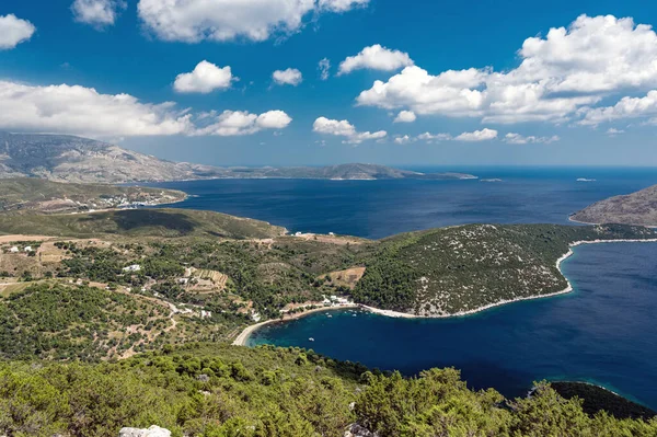 ギリシャのスカイロス島での湾と岬の風景の遠望 — ストック写真