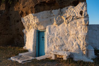 Yazın Yunanistan 'da Skyros adasının sahilinde büyük bir kayanın içine inşa edilmiş eski bir şapel.