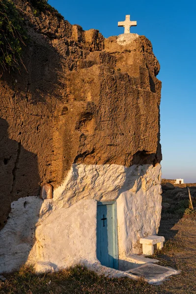 Antigua Capilla Construida Dentro Una Gran Roca Una Playa Isla —  Fotos de Stock