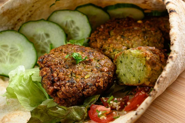 Házi Készítésű Falafel Pitakenyérben Paradicsommal Uborkával Salátával Stock Kép