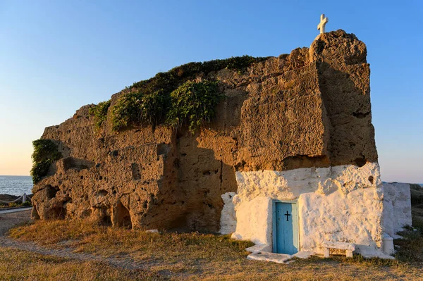 Stará Kaple Postavená Uvnitř Velké Skály Pláži Ostrova Skyros Řecku — Stock fotografie