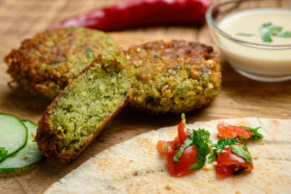 Falafel Caseiro Servido Com Pão Pita Tomate Pepino Alface Salada — Fotografia de Stock