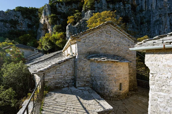 Yunanistan Monodendri Kentindeki Tarihi Agia Paraskevi Manastırı Manzarası — Stok fotoğraf