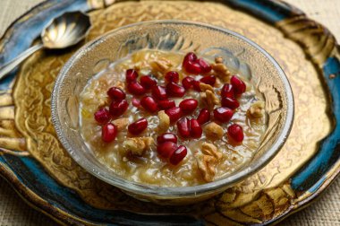 Kül ya da Nuh 'un pudingi, altın tepside cam kasede Türk tatlısı lapası.