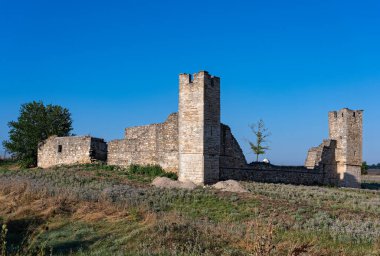 Yunanistan 'ın Halkidiki kentindeki bir zamanlar yok olan Kritziana köyünün bir parçası olan Agia Anastasia Manastırı' nın harap olmuş Bağımlılığı veya Metochi 'si korsanlar yüzünden kale gibi inşa edildi.