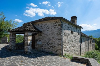 Yunanistan 'ın Epirus kentinde Bakire Meryem' e adanmış tarihi Vizikou Manastırı manzarası