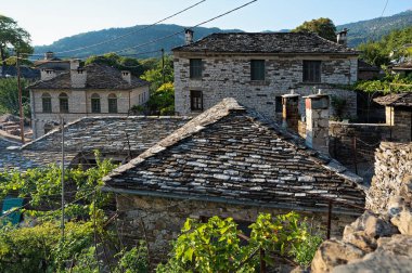 Yunanistan 'ın Epirus kentindeki Mikro Papigo' da geleneksel mimarinin taş evleri