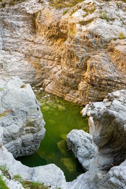 Yunanistan 'ın Epirus kentindeki Guinness Rekorlar Kitabı tarafından dünyanın en derin vadisi olarak listelenen Vikos Vadisi' ndeki manzara.