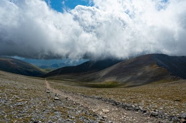 Yunanistan 'ın en yüksek dağı olan Olimpos Dağı' ndaki bulut manzarası ve antik Yunan tanrılarının evi