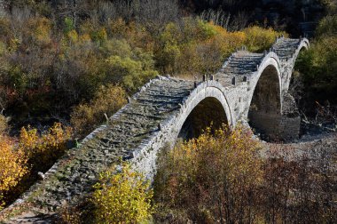 Yunanistan 'ın Epirus kentindeki geleneksel Kalogeriko veya Plakida Köprüsü manzarası