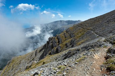 Yunanistan 'ın en yüksek dağı ve antik Yunan tanrılarının evi olan Olimpos Dağı' nın Zonaria bölgesinde bulut manzarası