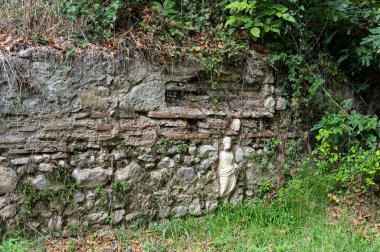 Yunanistan 'ın kuzeyindeki Dion arkeoloji sahasındaki antik duvarların bir kısmı