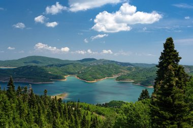Yunanistan 'ın Thessaly kentindeki yapay Plastiras gölü manzarası