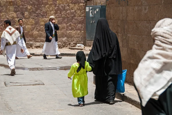 Madre e hija en Yemen — Foto de Stock