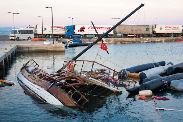 Zerstörtes Schiff und Boote in Griechenland — Stockfoto