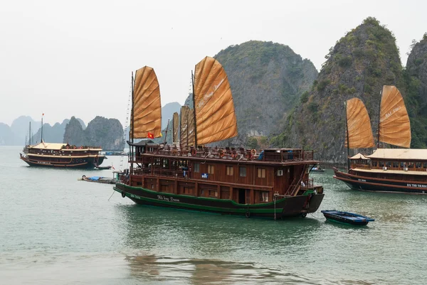 Barcos turísticos en Vietnam — Foto de Stock