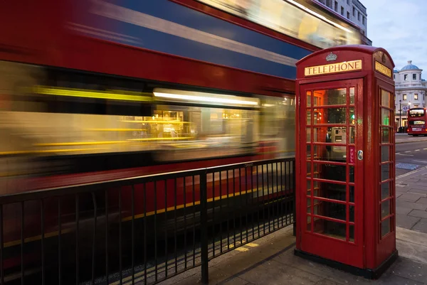 Bus und Telefonzelle in London — Stockfoto